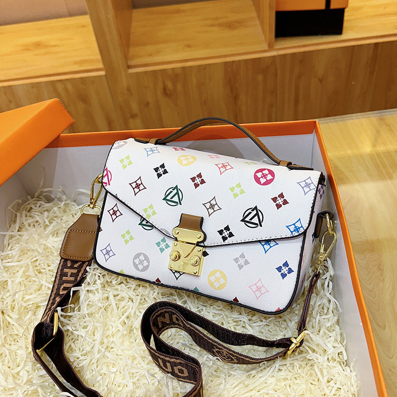 Fashionable minimalist shopping bags 2025073118