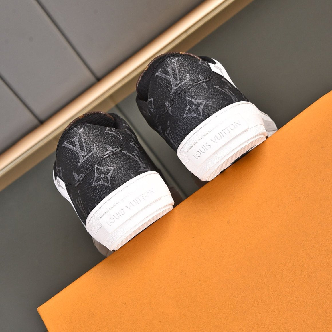 V Logo Luxury Pattern Leather Shoes