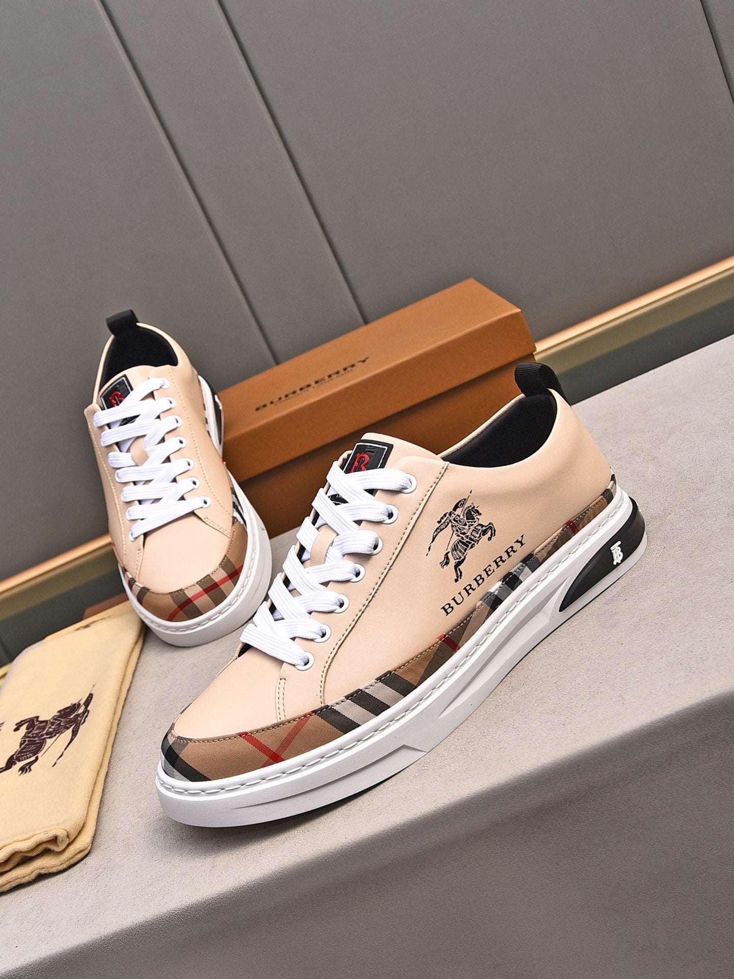 24 Luxury B Brand Casual Sneakers 0424082617