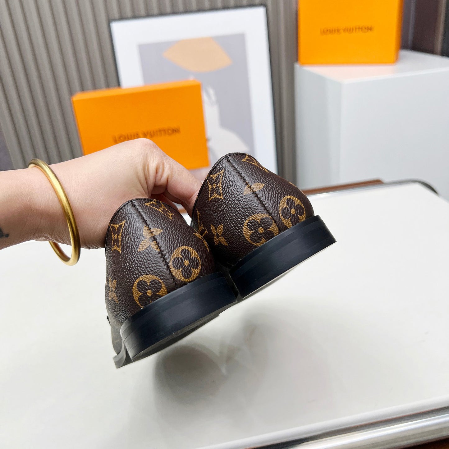 New Fashion V Logo Leather Women's ShoesXC052025021804