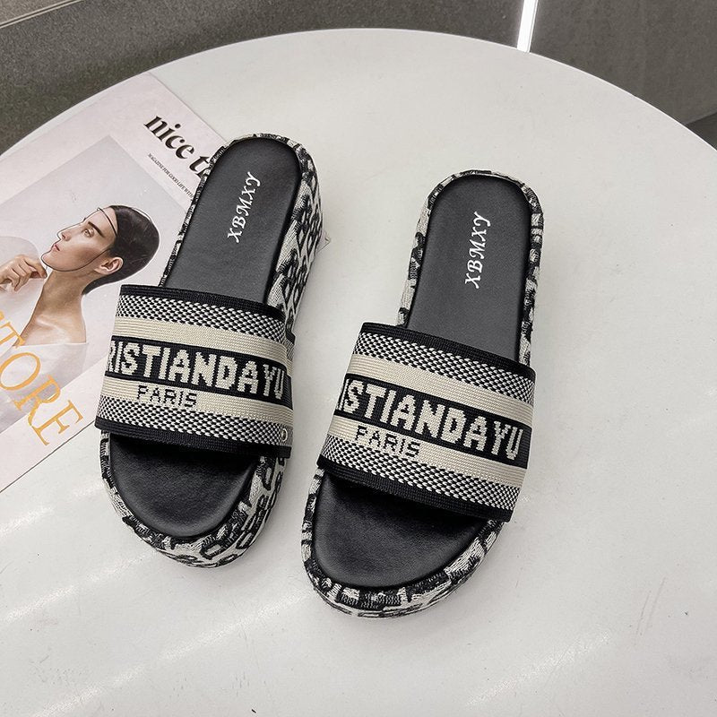 Lettered thick-soled slippers 2025080109