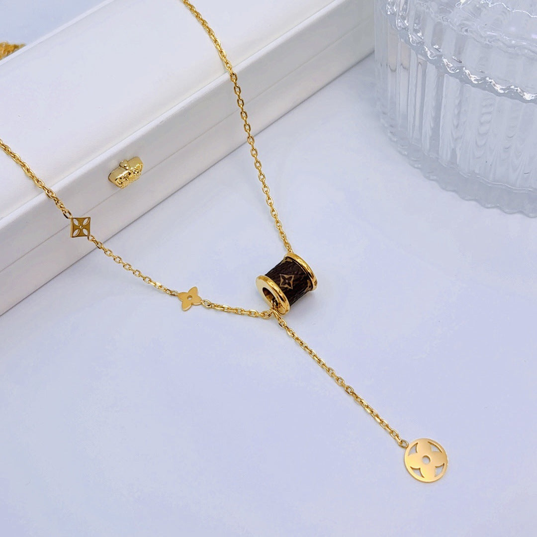 Narrow-waisted four-leaf clover tassel necklace 2025081110