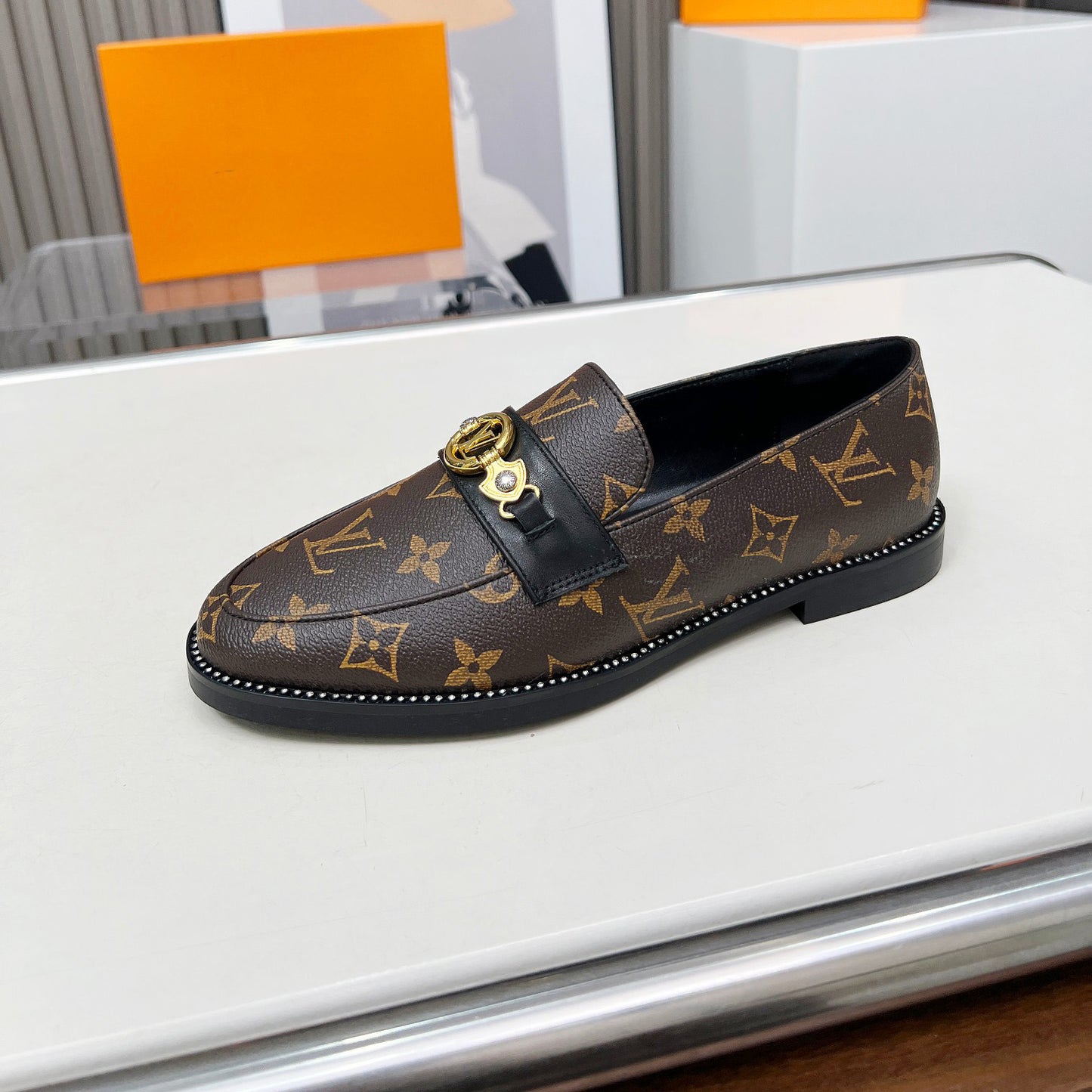 New Fashion V Logo Leather Women's ShoesXC052025021804