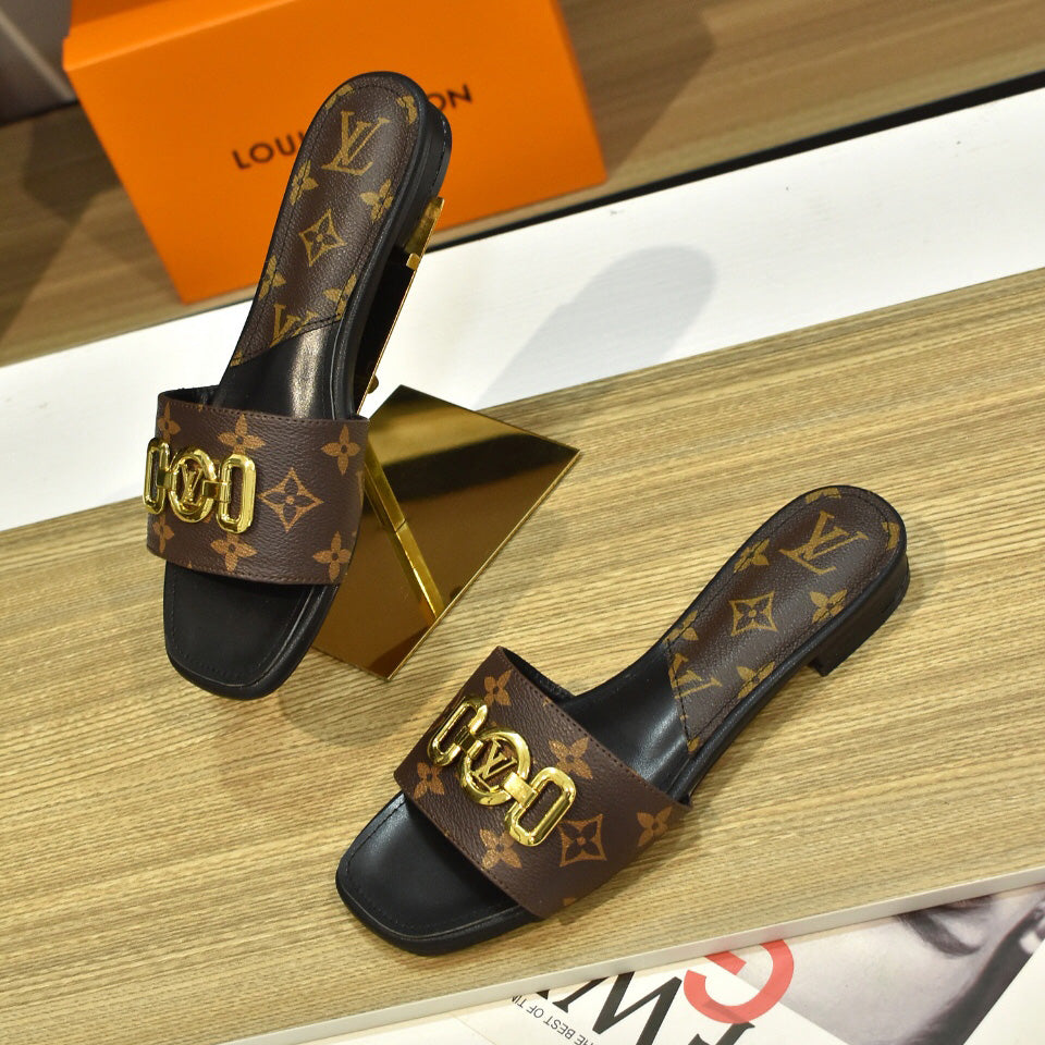 New Fashion V Logo Women's SlippersXC052025022601