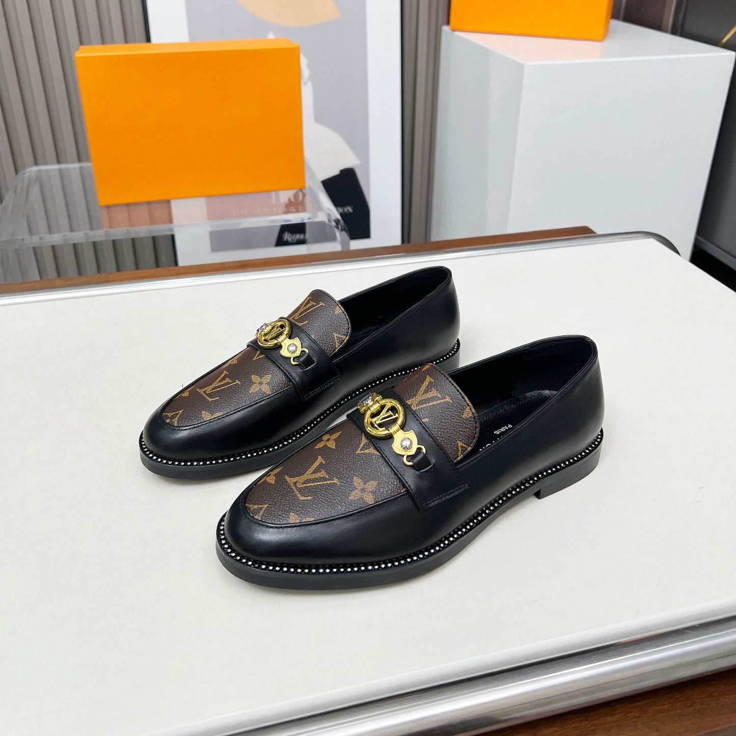 New Fashion V Logo Leather Women's ShoesXC052025021804