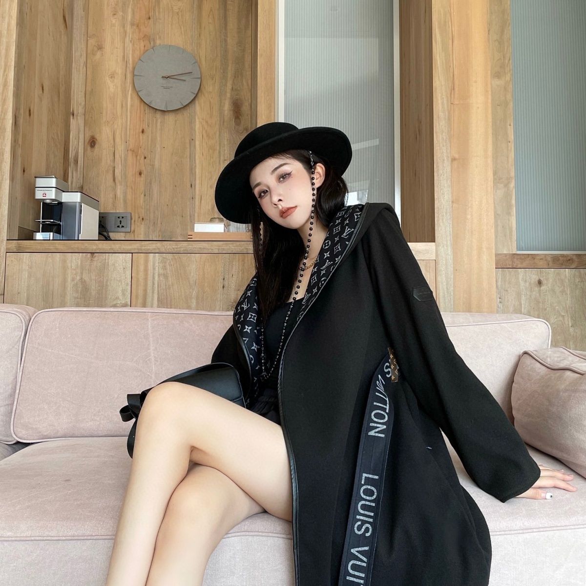 New Fashion V Logo Elegent Women's CoatsPD0520231103