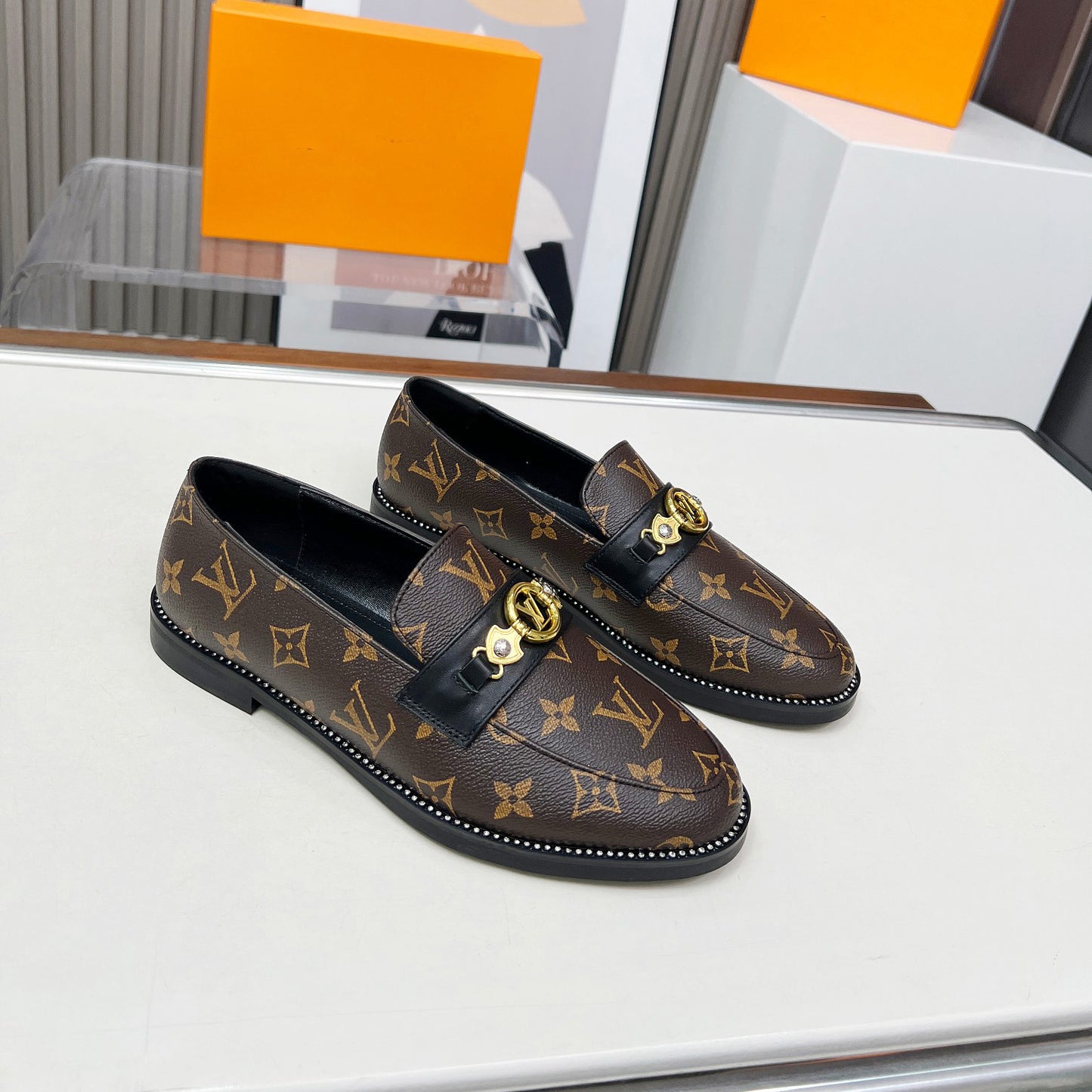 New Fashion V Logo Leather Women's ShoesXC052025021804