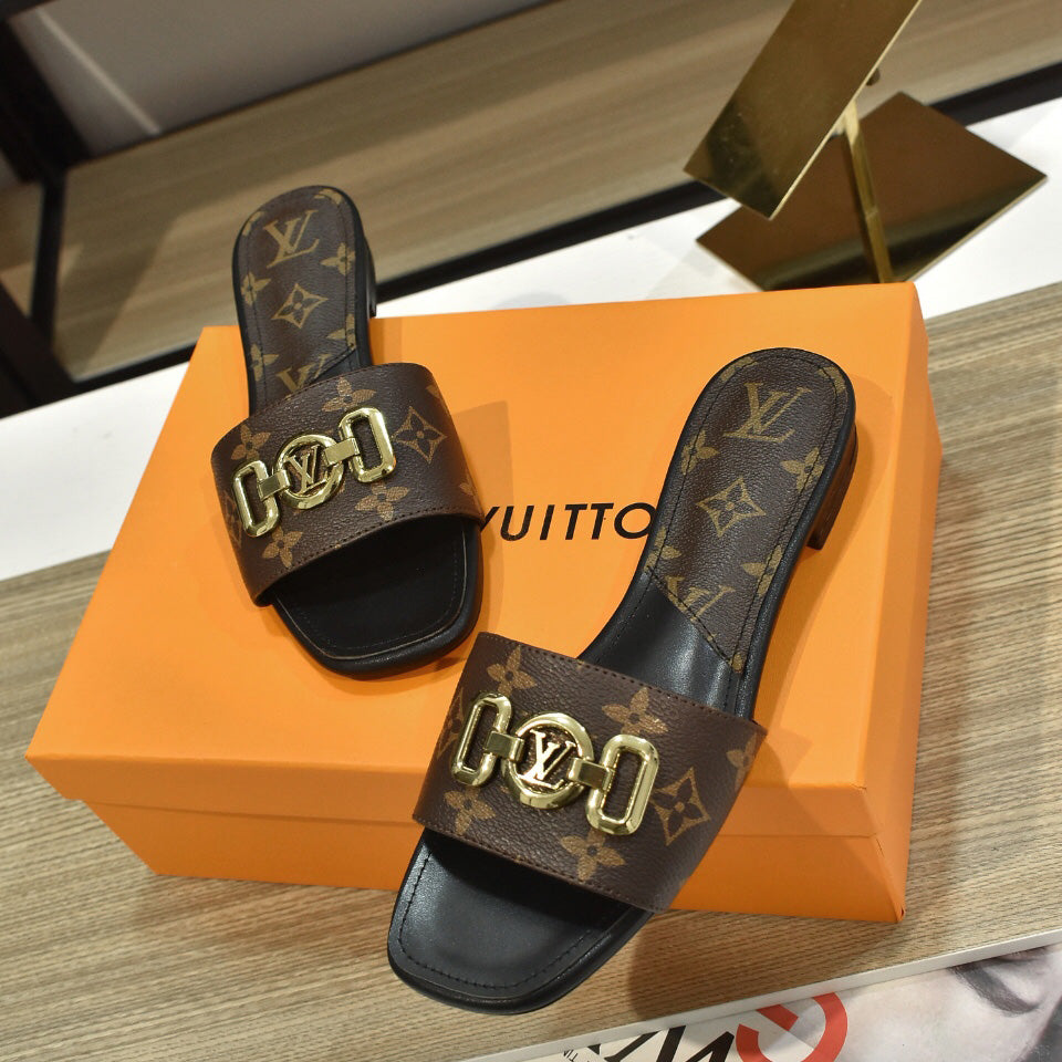 New Fashion V Logo Women's SlippersXC052025022601