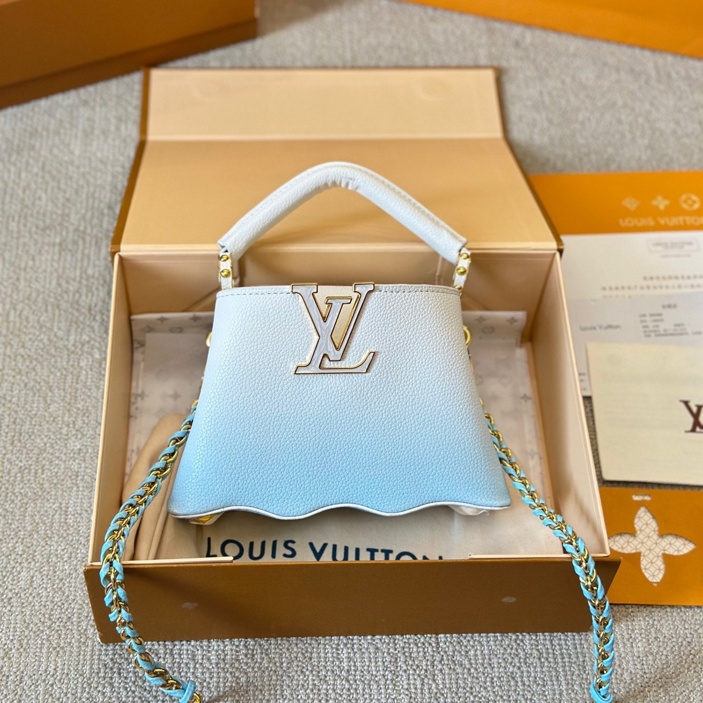 V-Capucines Shell Tote Bag 0724061308