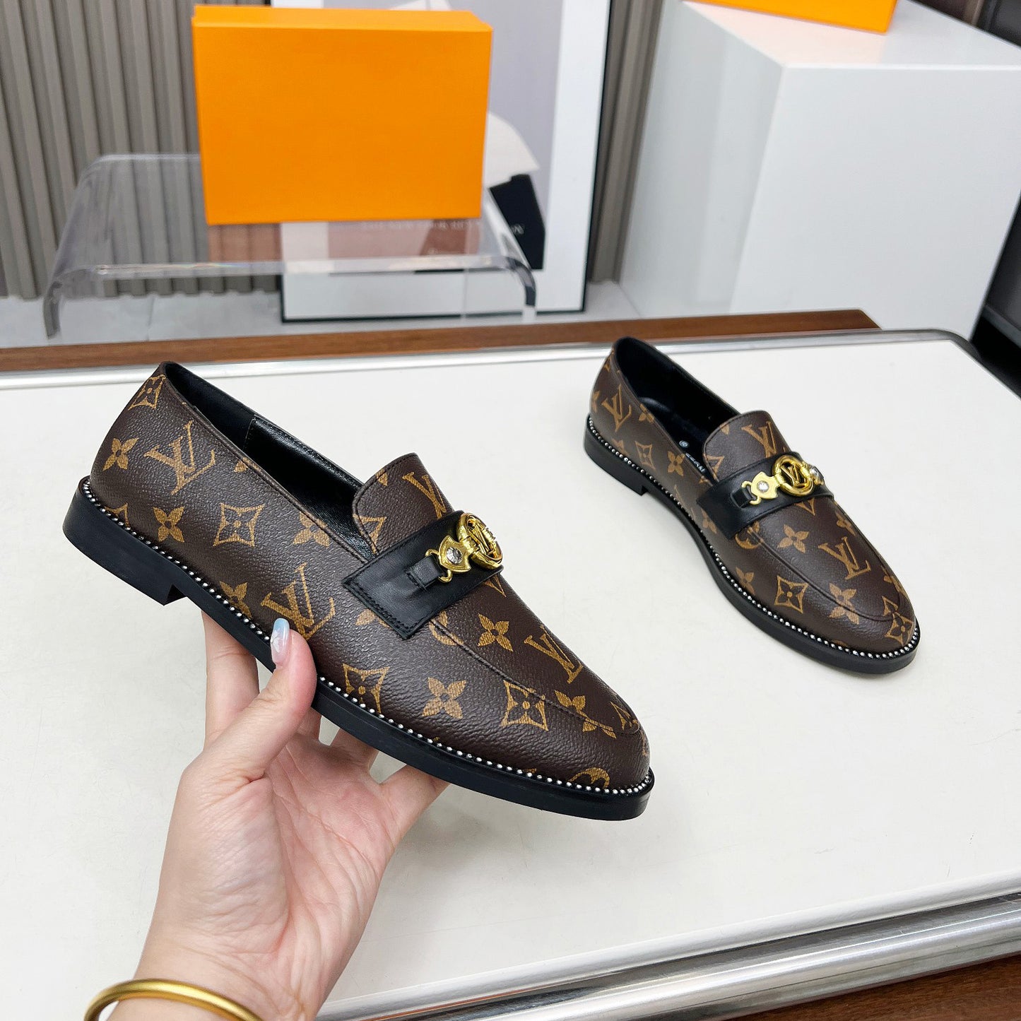 New Fashion V Logo Leather Women's ShoesXC052025021804