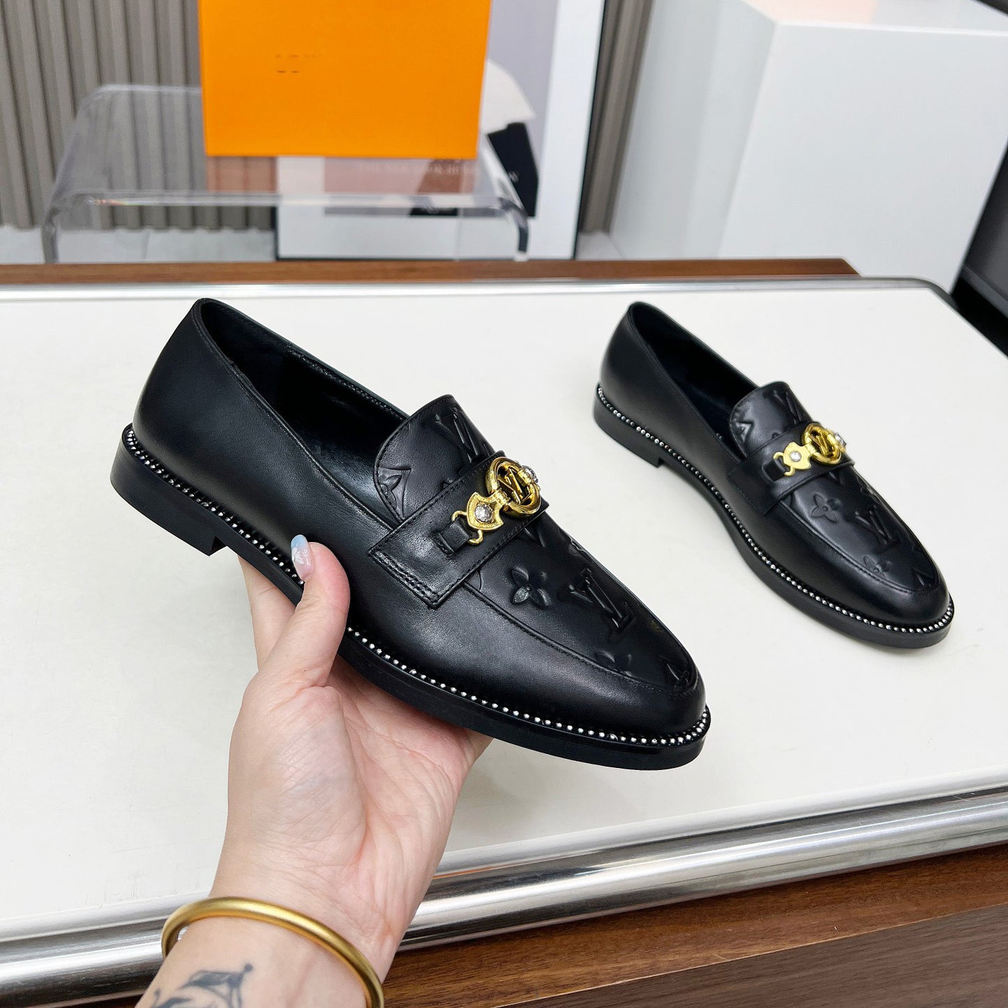 New Fashion V Logo Leather Women's ShoesXC052025021804