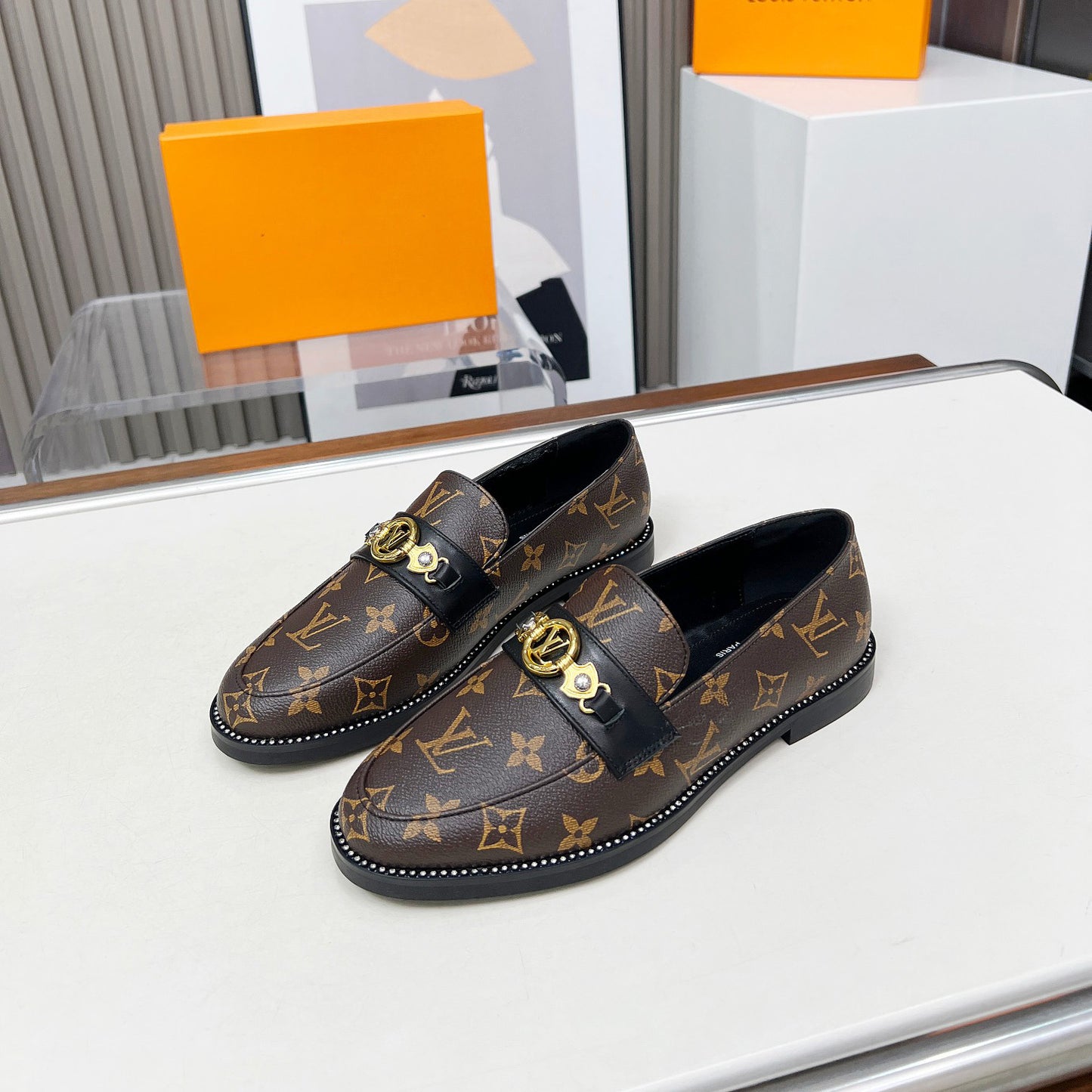 New Fashion V Logo Leather Women's ShoesXC052025021804