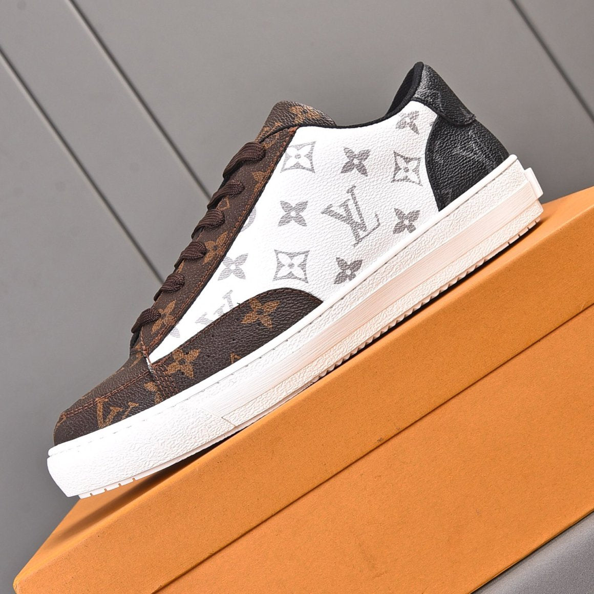 V Logo Luxury Pattern Leather Shoes