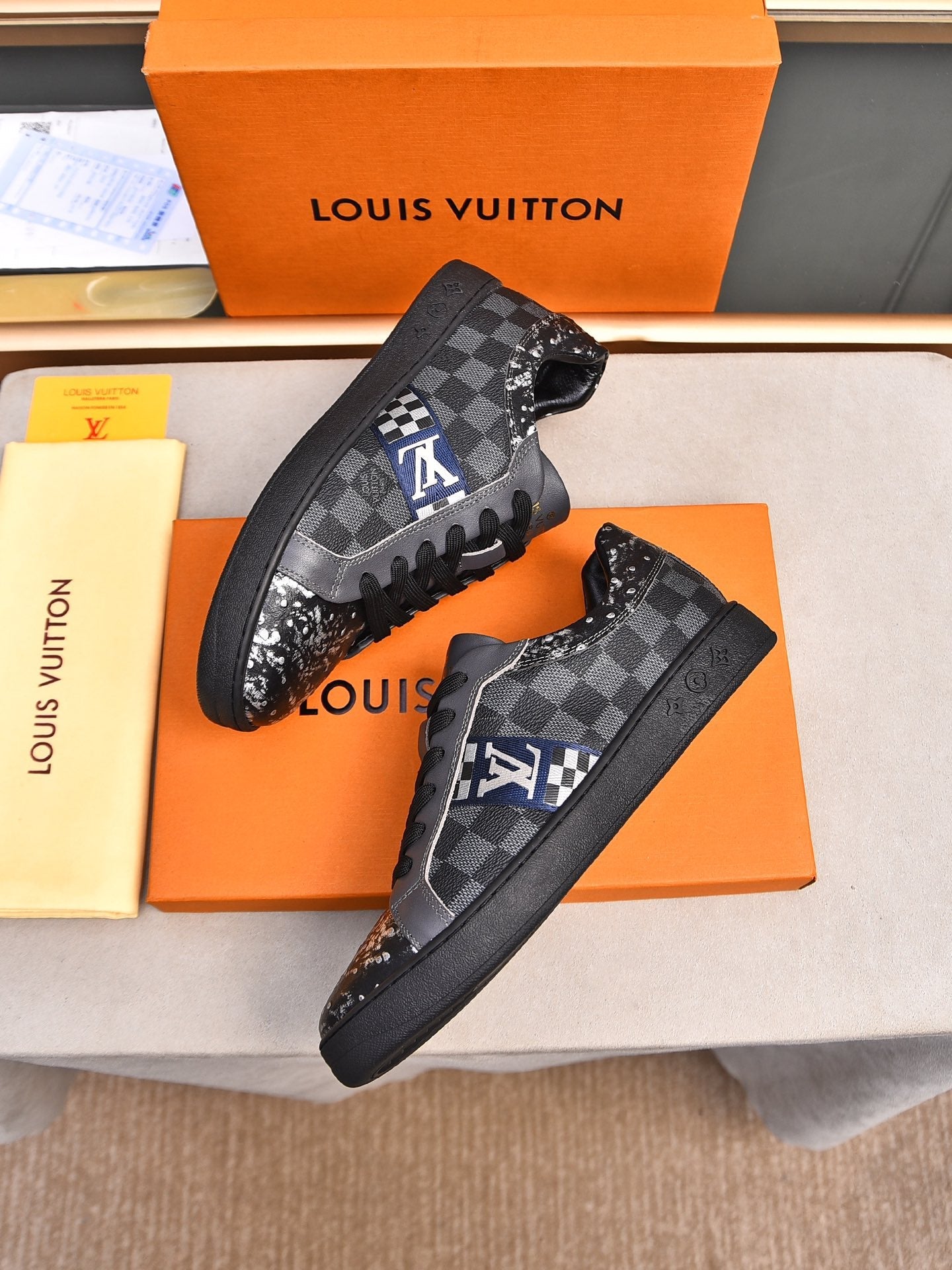 V Fashionable plaid print sneakers 0724101401