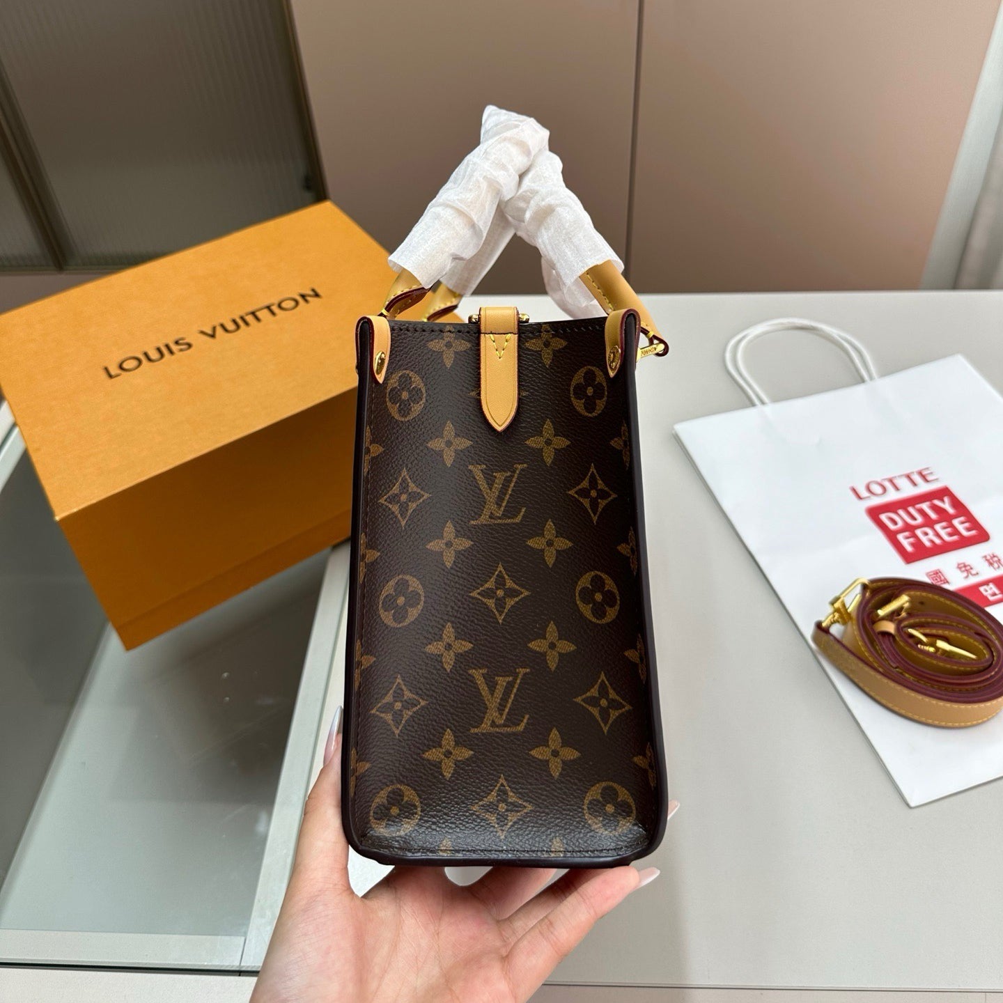 V fashion print LOCK & GO handbag 0724061305