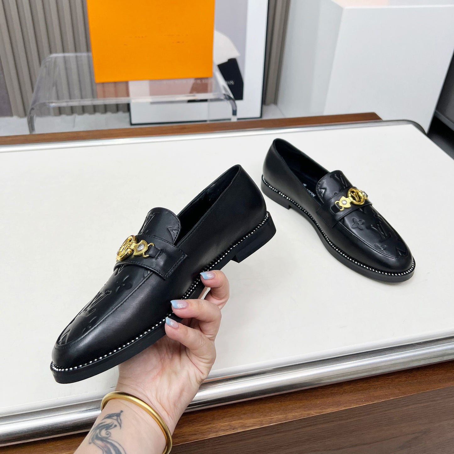 New Fashion V Logo Leather Women's ShoesXC052025021804