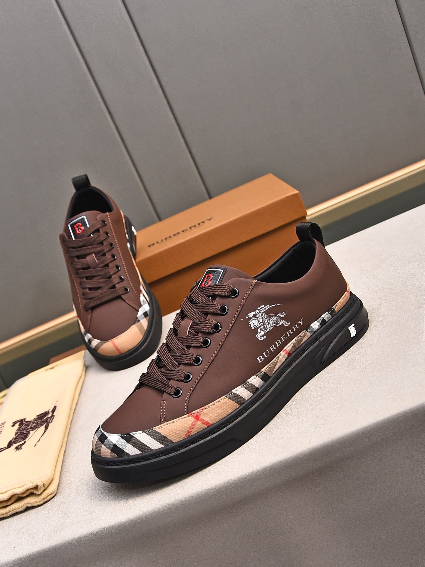 24 Luxury B Brand Casual Sneakers 0424082617