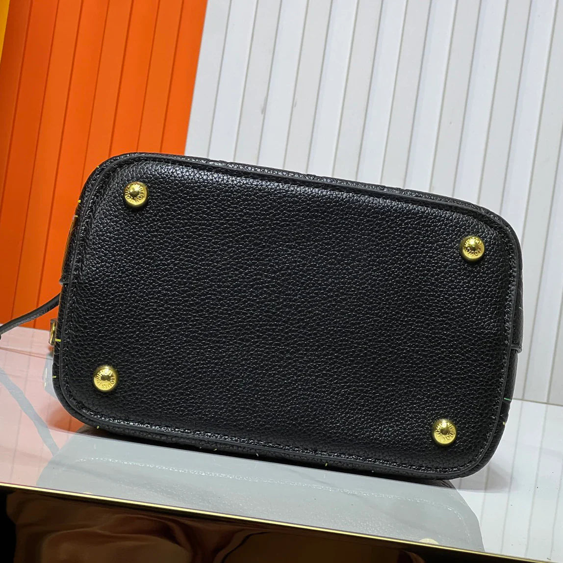 L Co-branded Bucket Bag 1025061708