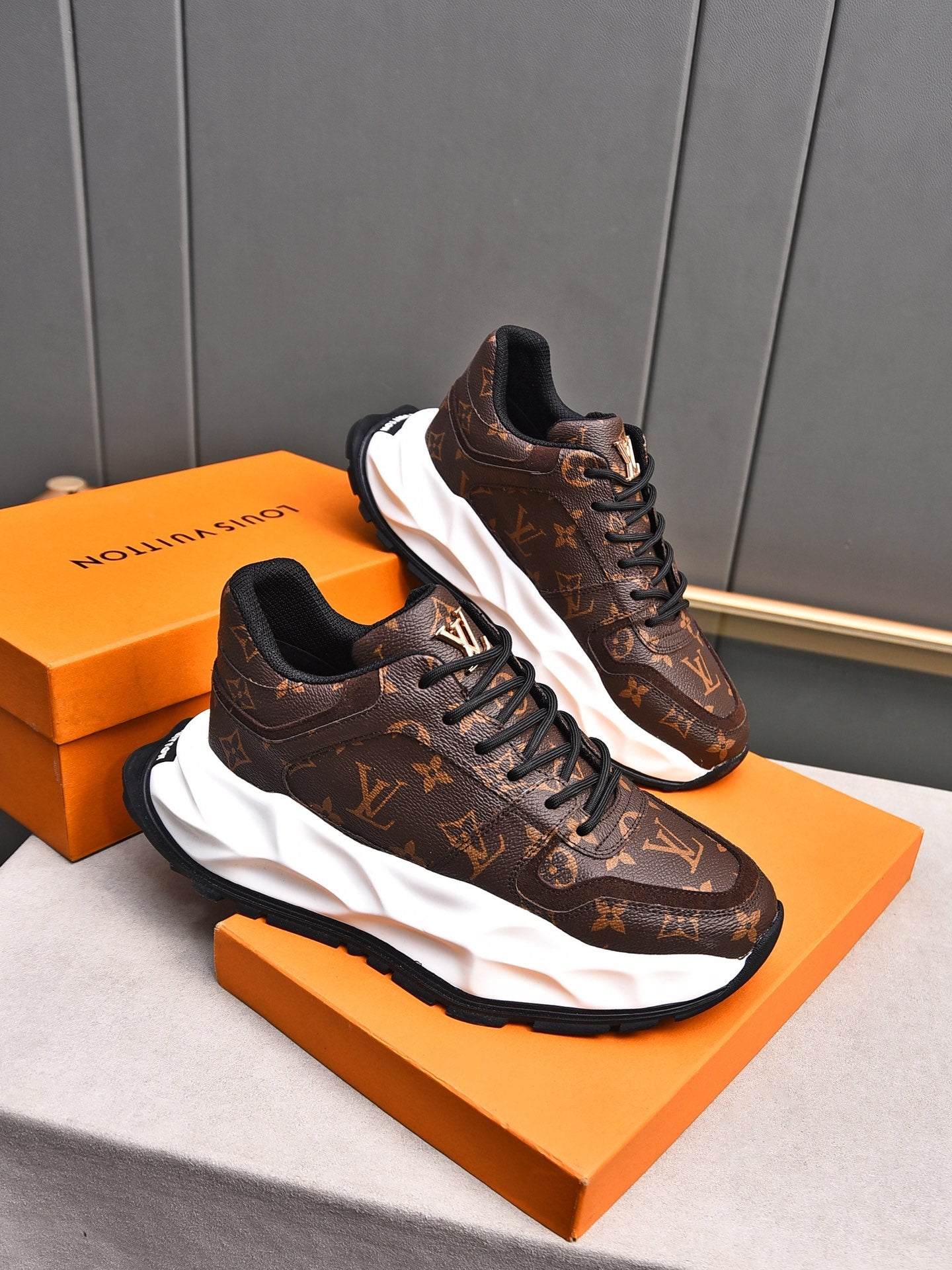 New Luxury V-pattern Sole Sneakers 0424081504
