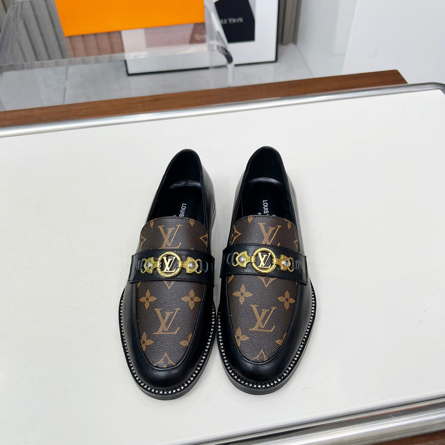 New Fashion V Logo Leather Women's ShoesXC052025021804