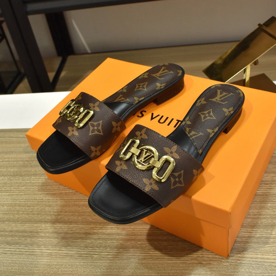 New Fashion V Logo Women's SlippersXC052025022601