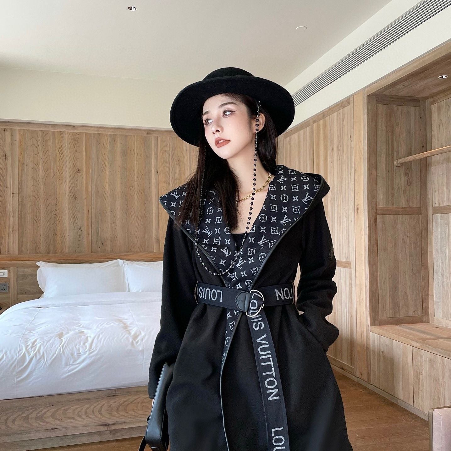 New Fashion V Logo Elegent Women's CoatsPD0520231103