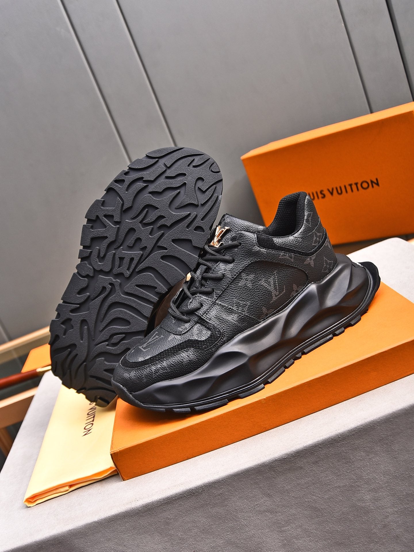 New Luxury V-pattern Sole Sneakers 0424081504