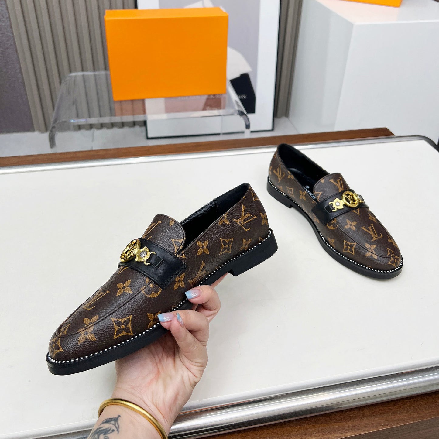 New Fashion V Logo Leather Women's ShoesXC052025021804