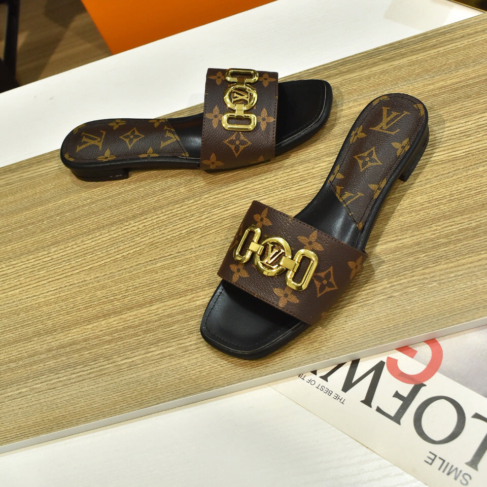 New Fashion V Logo Women's SlippersXC052025022601