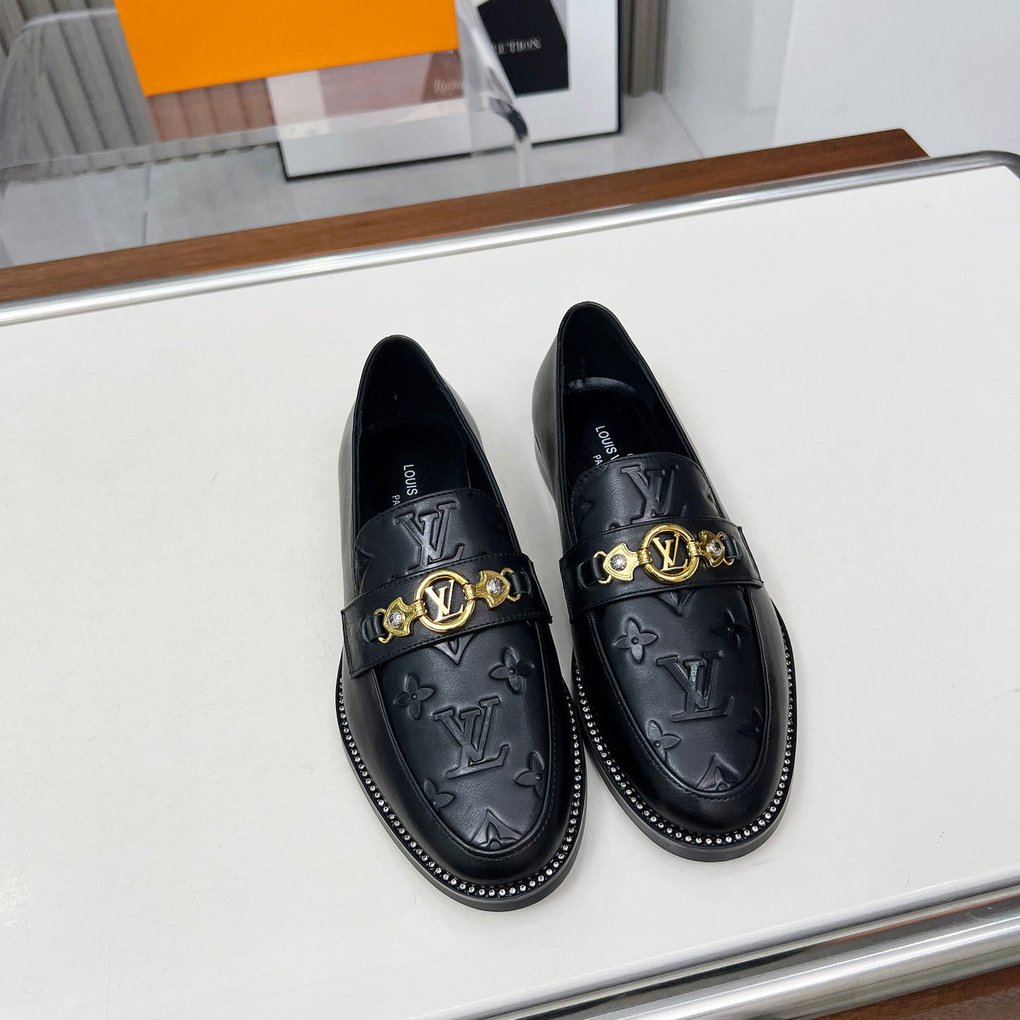 New Fashion V Logo Leather Women's ShoesXC052025021804