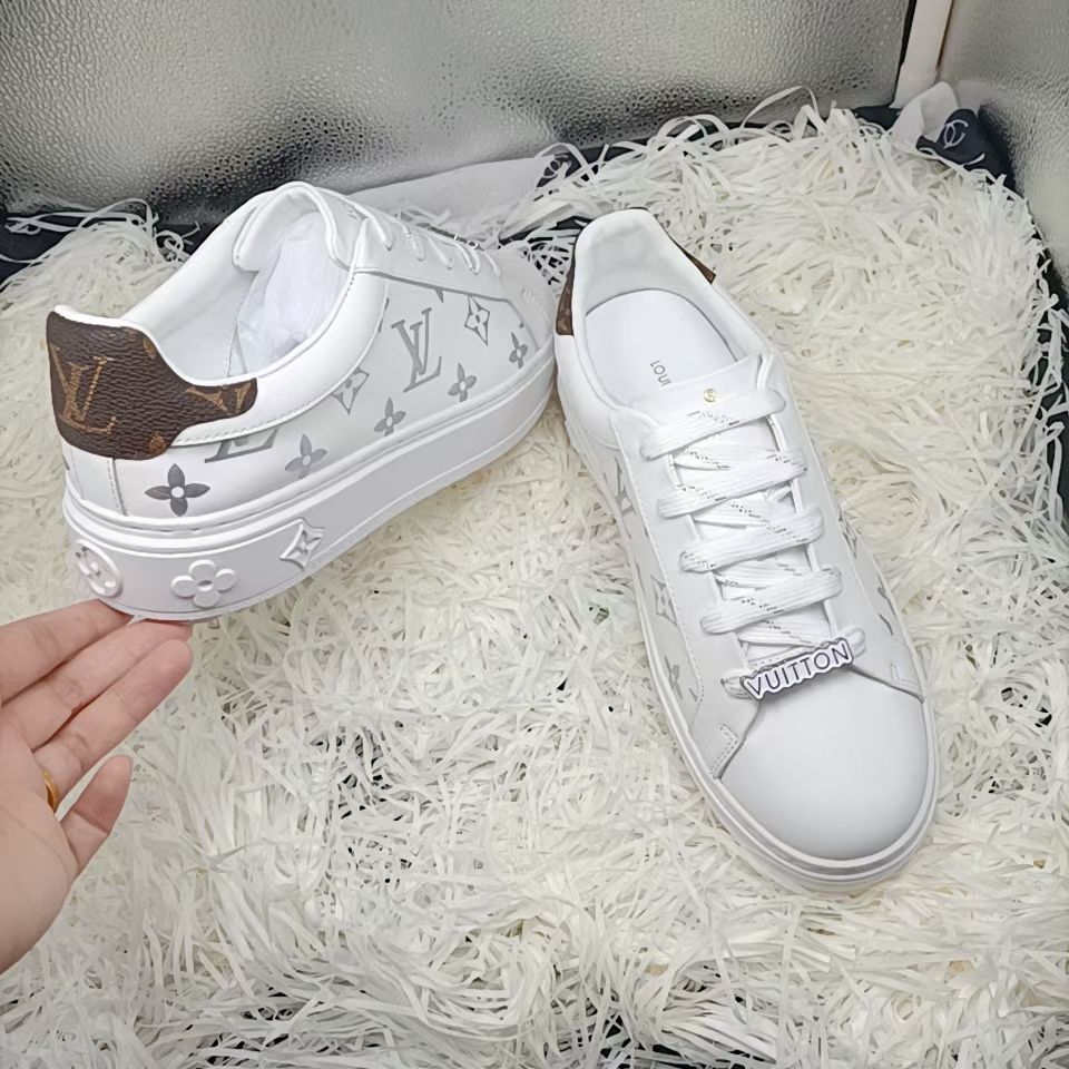 White Clear Color Simple Style  V logo Women's Sneakers