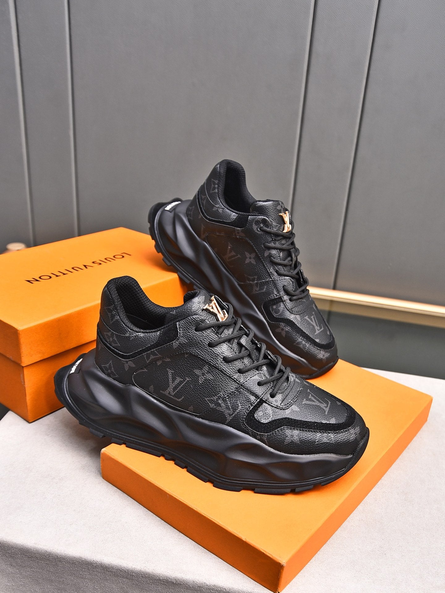 New Luxury V-pattern Sole Sneakers 0424081504