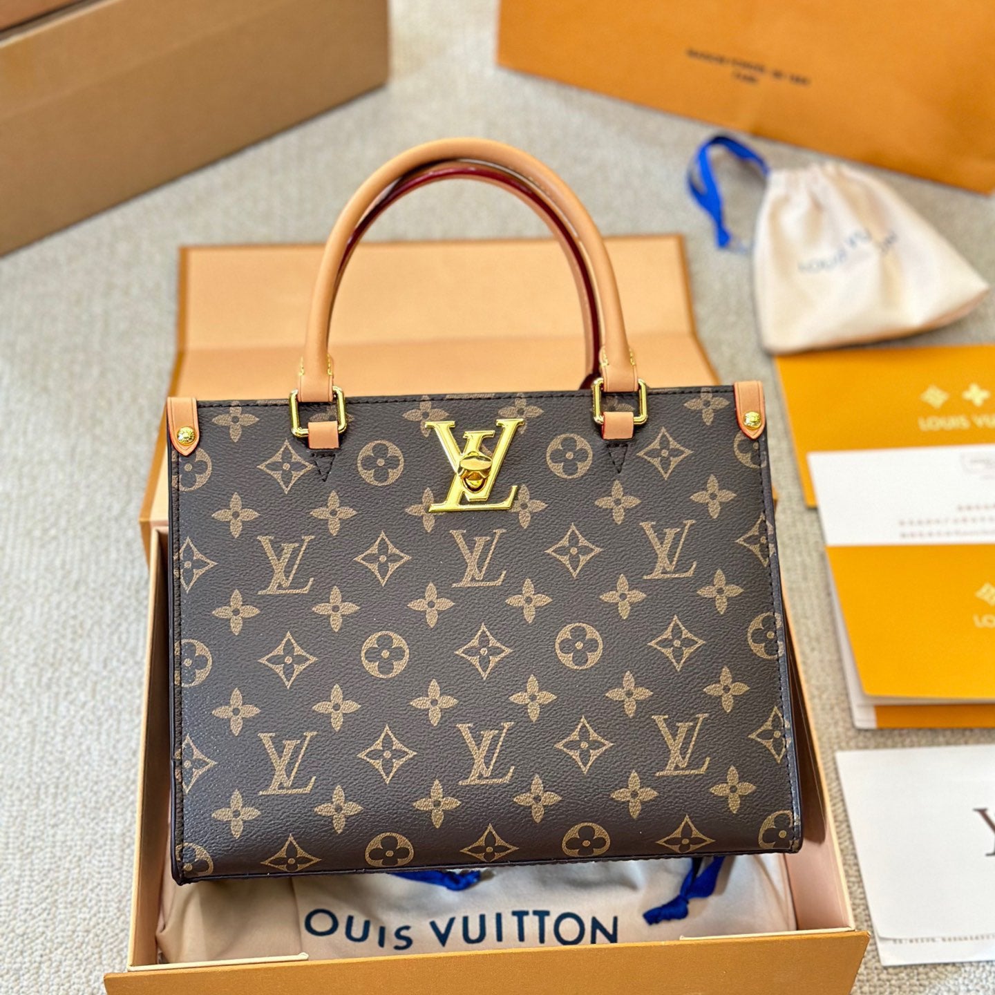 V fashion print LOCK & GO handbag 0724061305