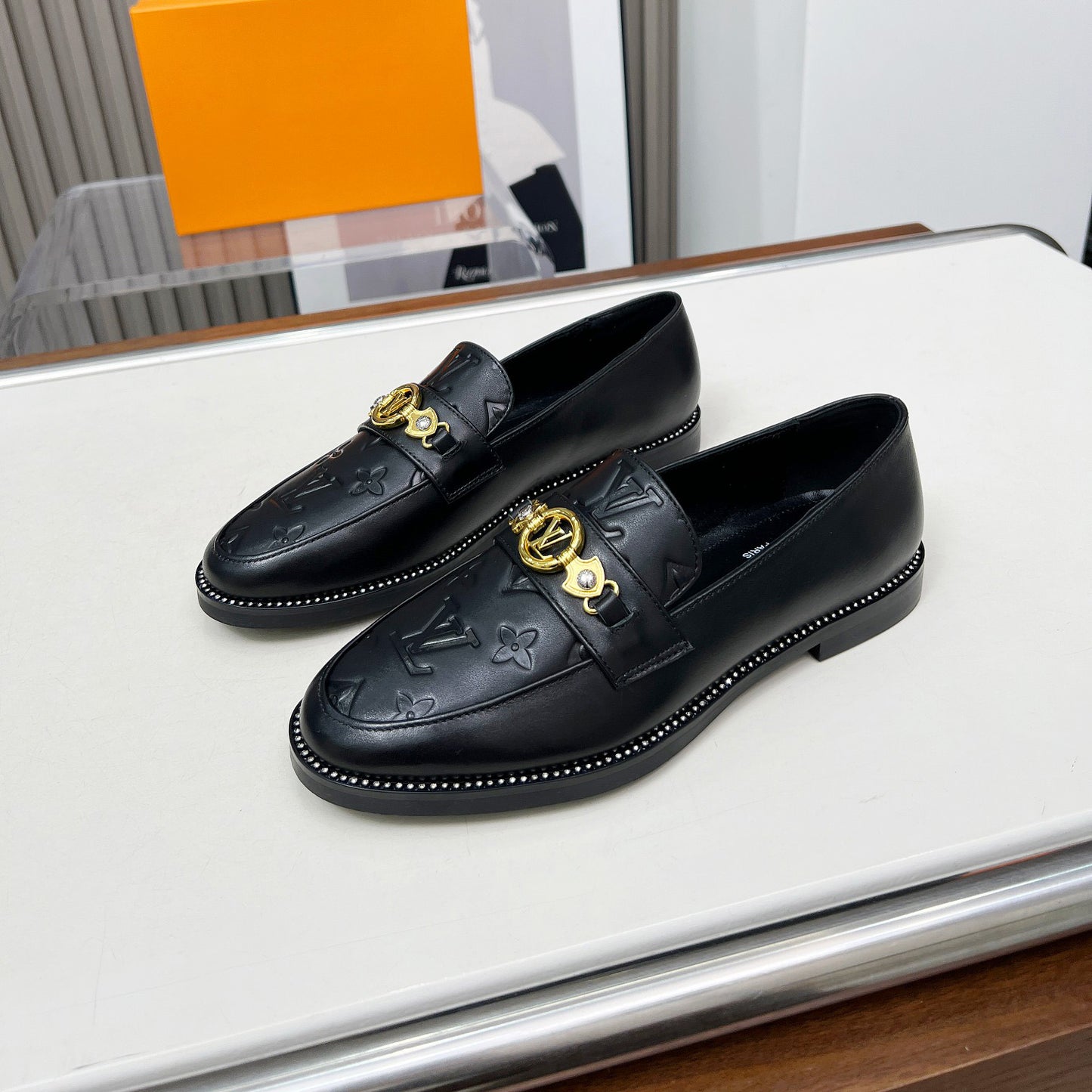 New Fashion V Logo Leather Women's ShoesXC052025021804