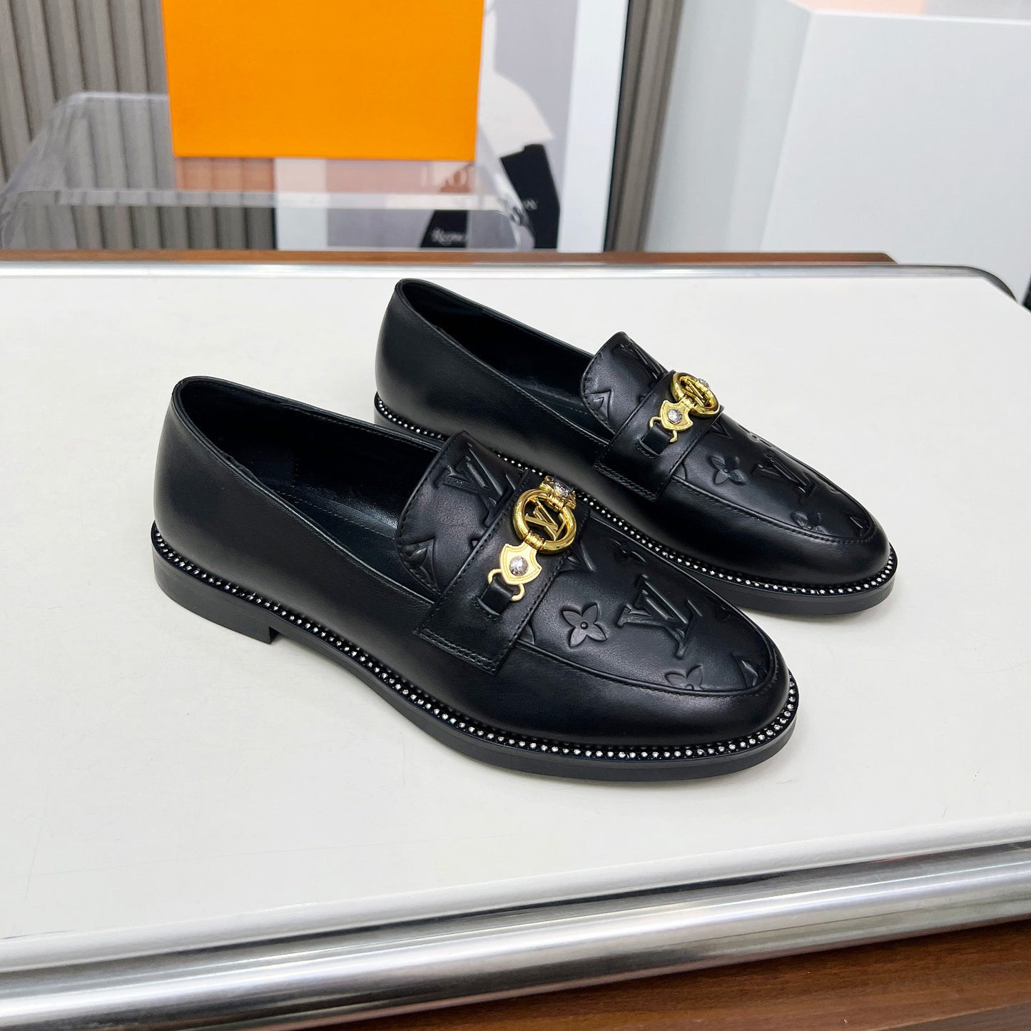 New Fashion V Logo Leather Women's ShoesXC052025021804