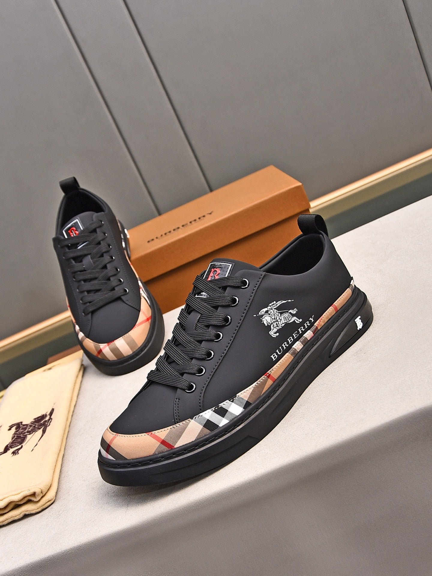 24 Luxury B Brand Casual Sneakers 0424082617