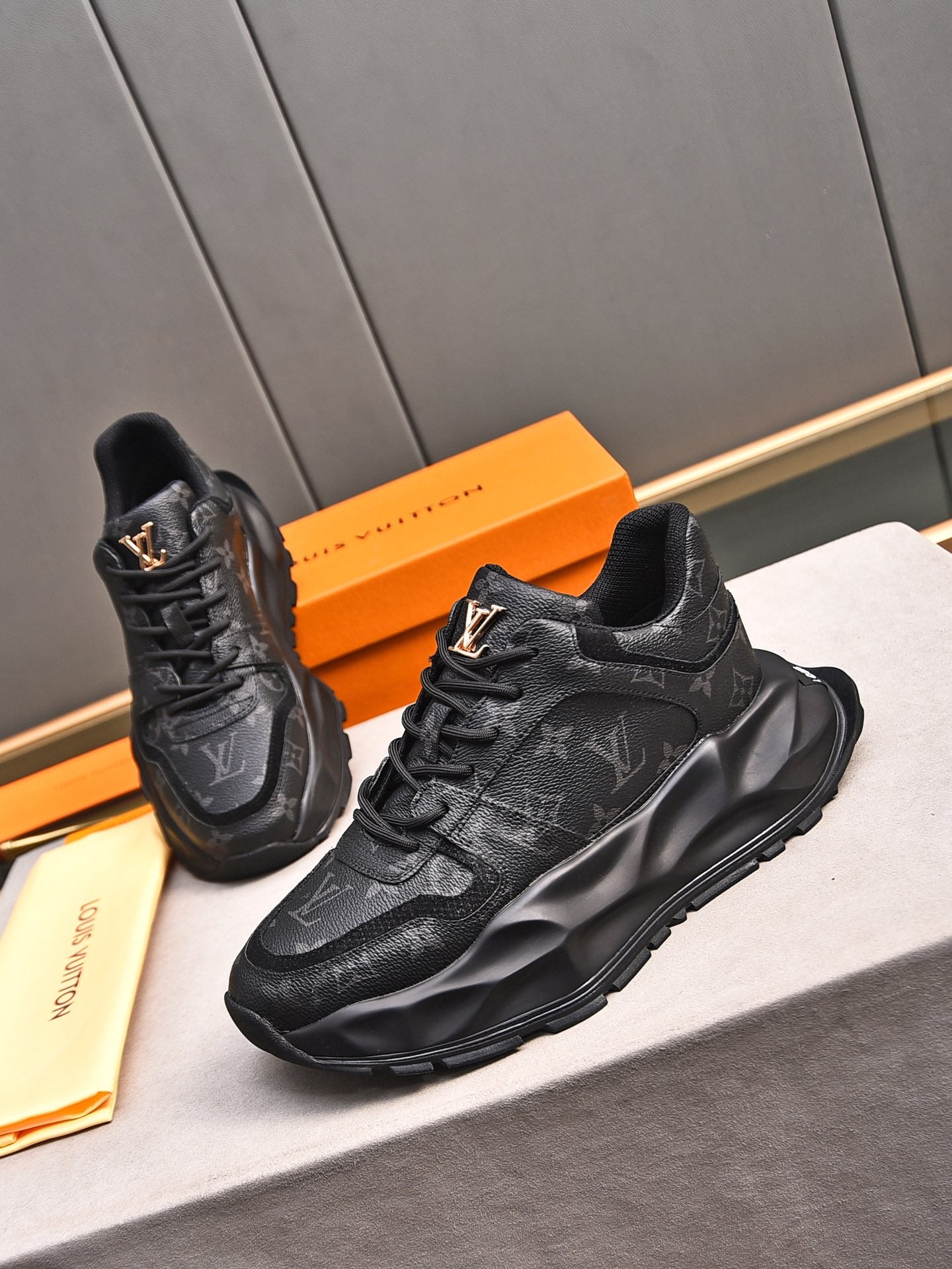 New Luxury V-pattern Sole Sneakers 0424081504