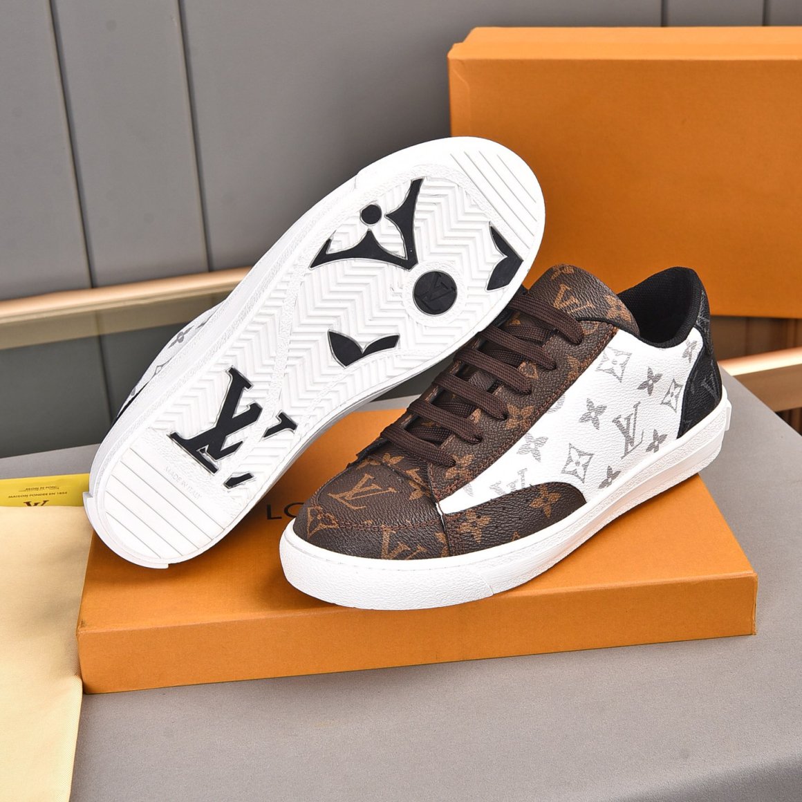 V Logo Luxury Pattern Leather Shoes