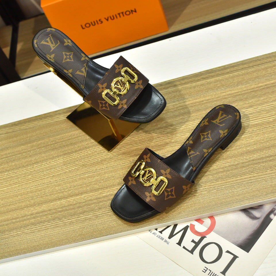 New Fashion V Logo Women's SlippersXC052025022601