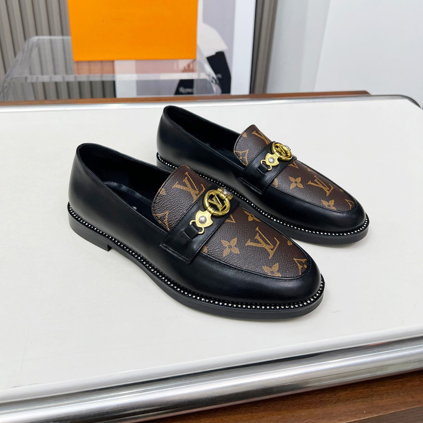 New Fashion V Logo Leather Women's ShoesXC052025021804