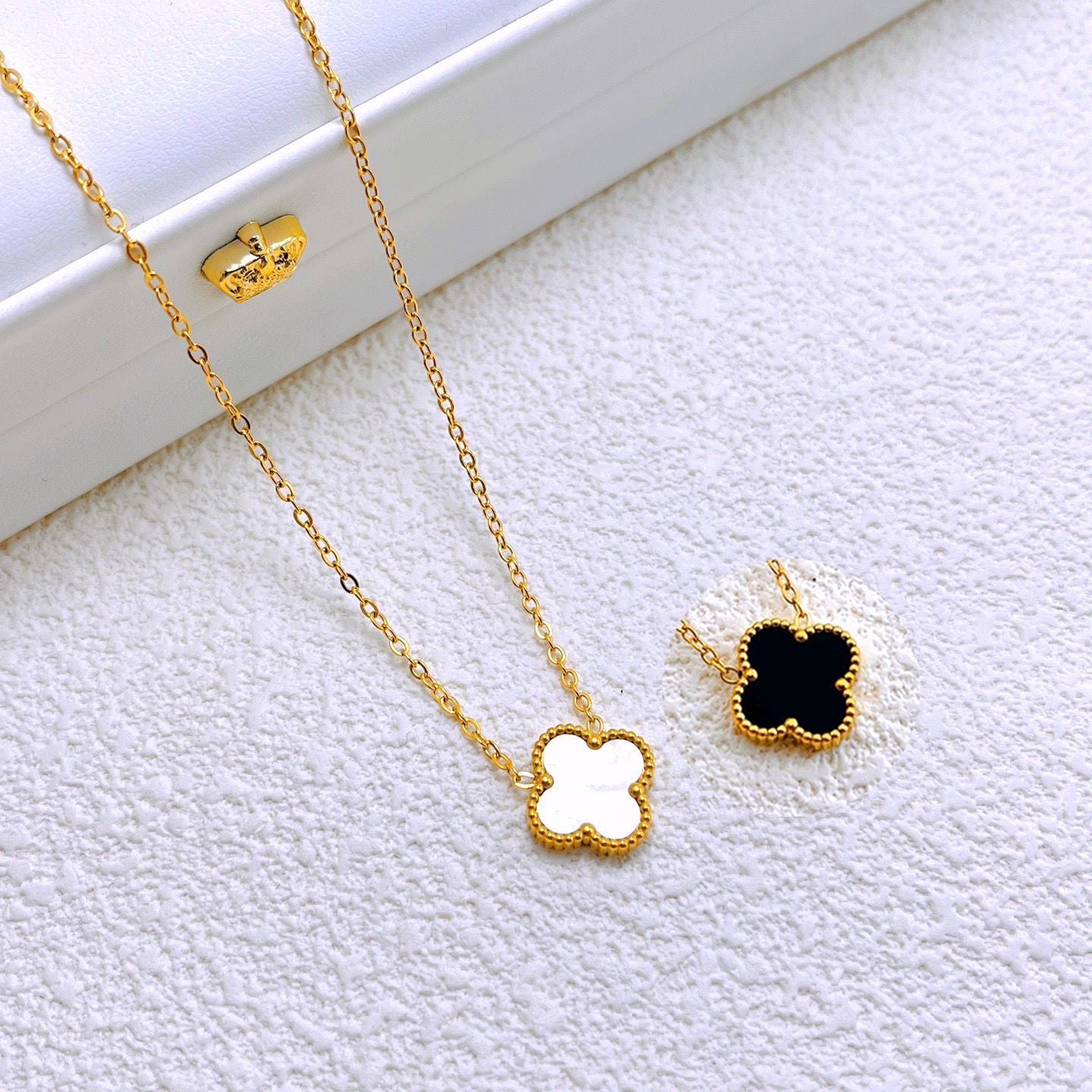 Black and white double-sided four-leaf flower necklace 2025081302