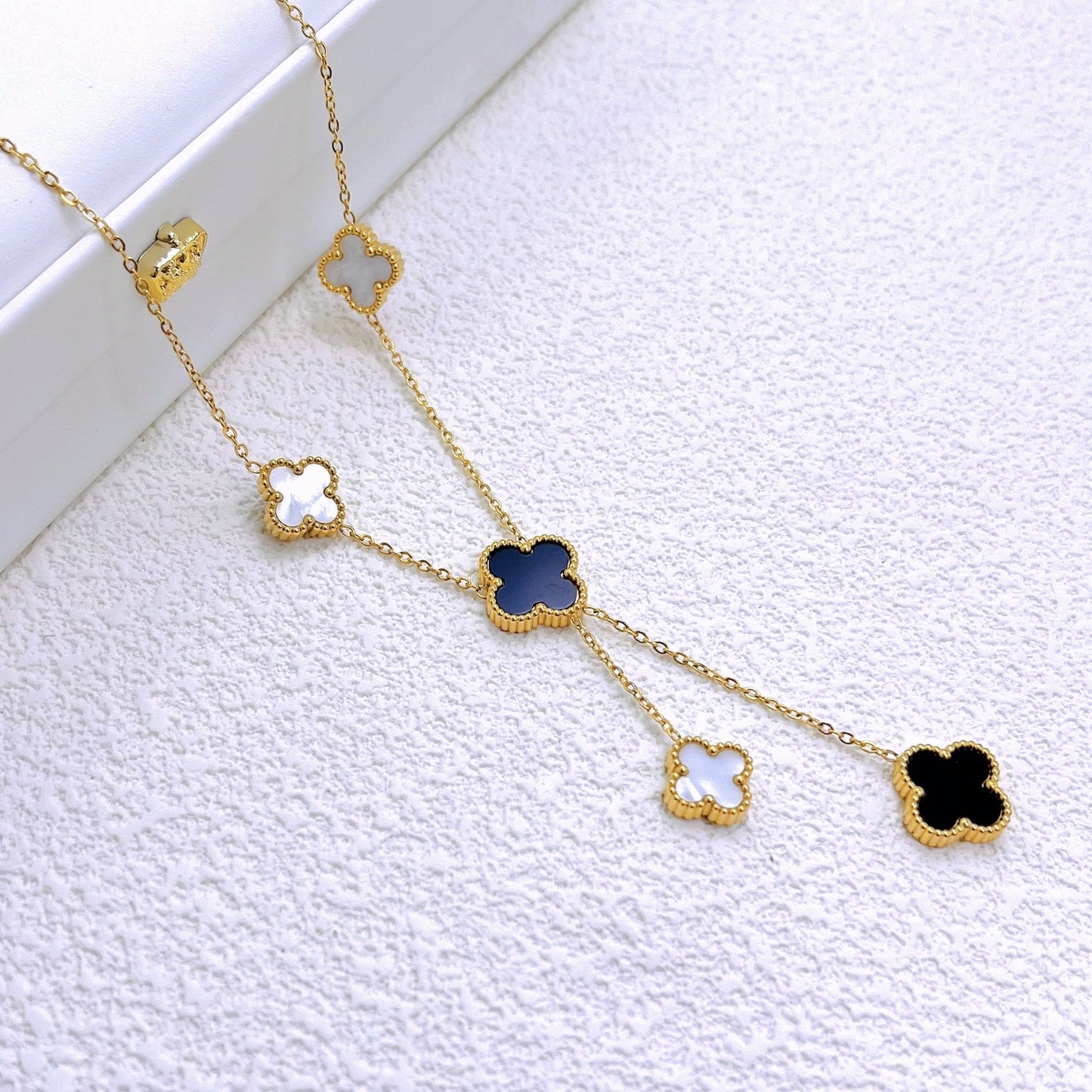 Black and white four-leaf collarbone chain 2025081206