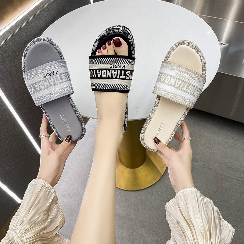 Lettered thick-soled slippers 2025080109