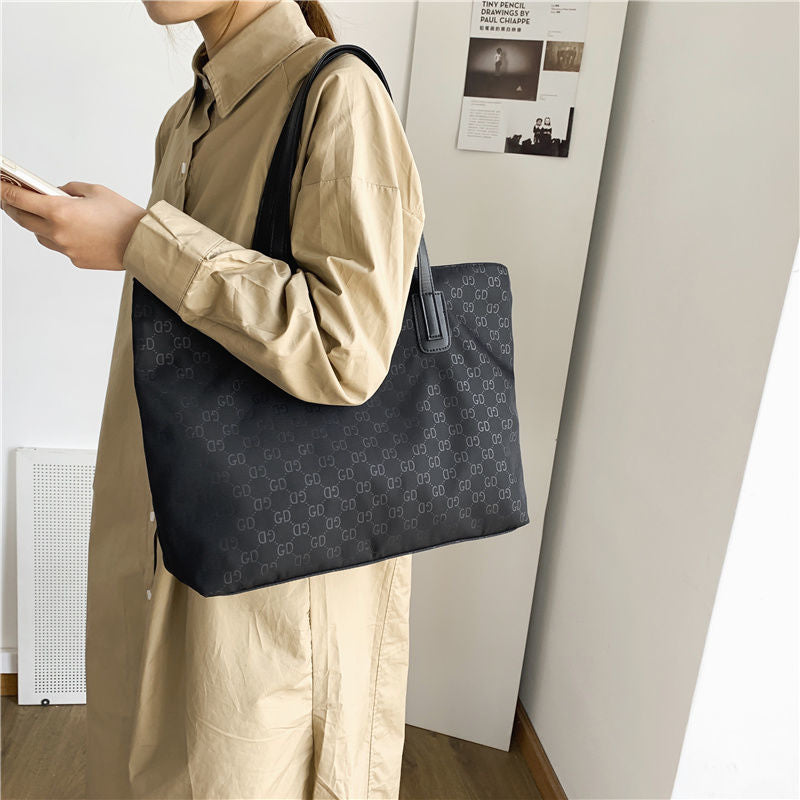 A fashionable lady's work bag 2025080806