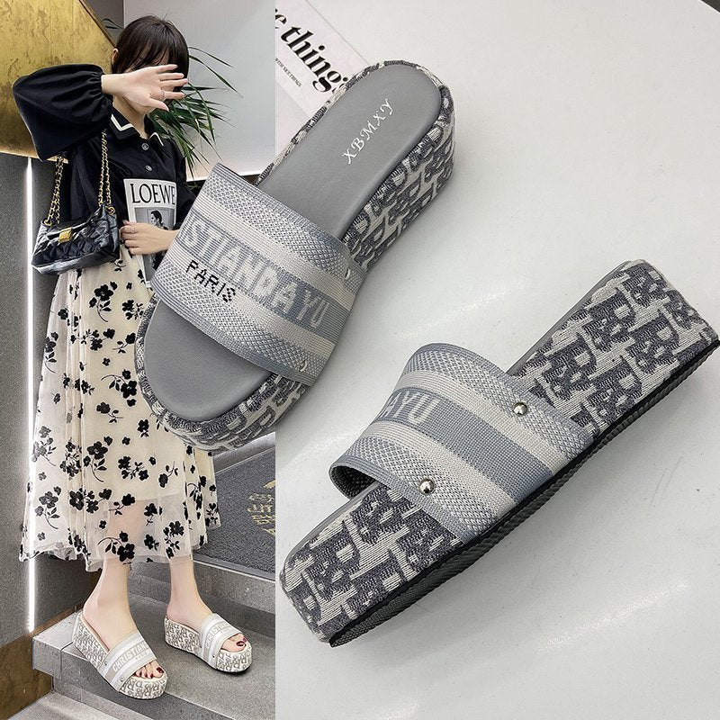 Lettered thick-soled slippers 2025080109