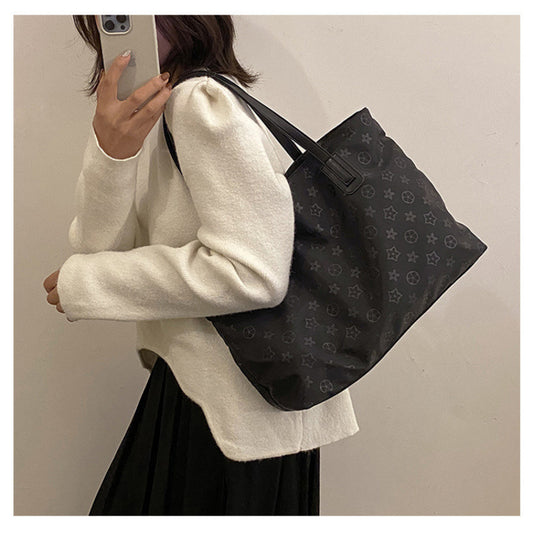 A fashionable lady's work bag 2025080806