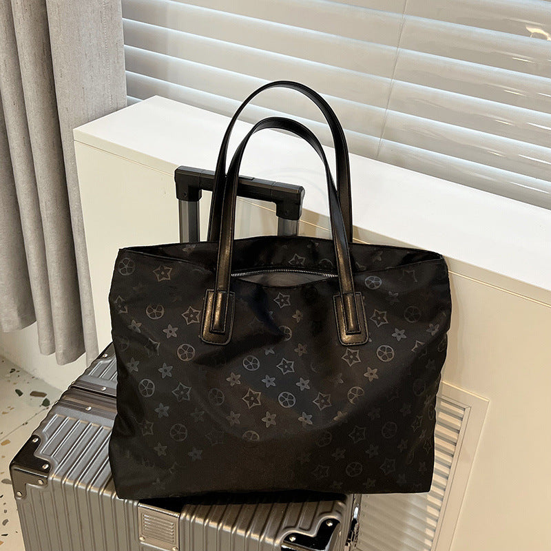 A fashionable lady's work bag 2025080806