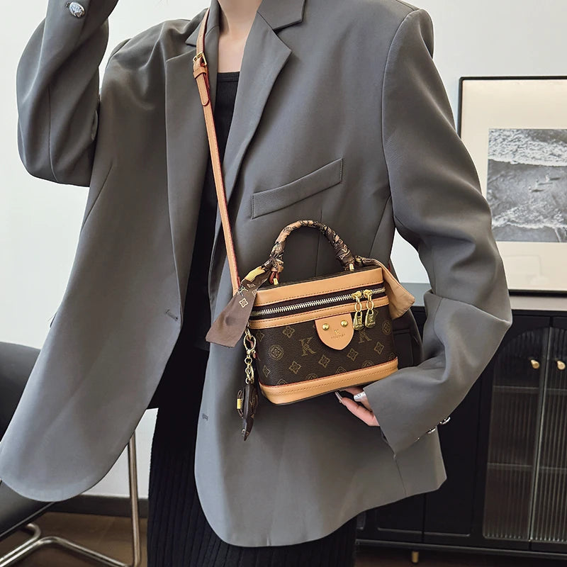 A light luxury leather handbag 2025073103