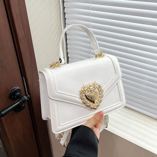 An elegant lady postman's bag 2025073002