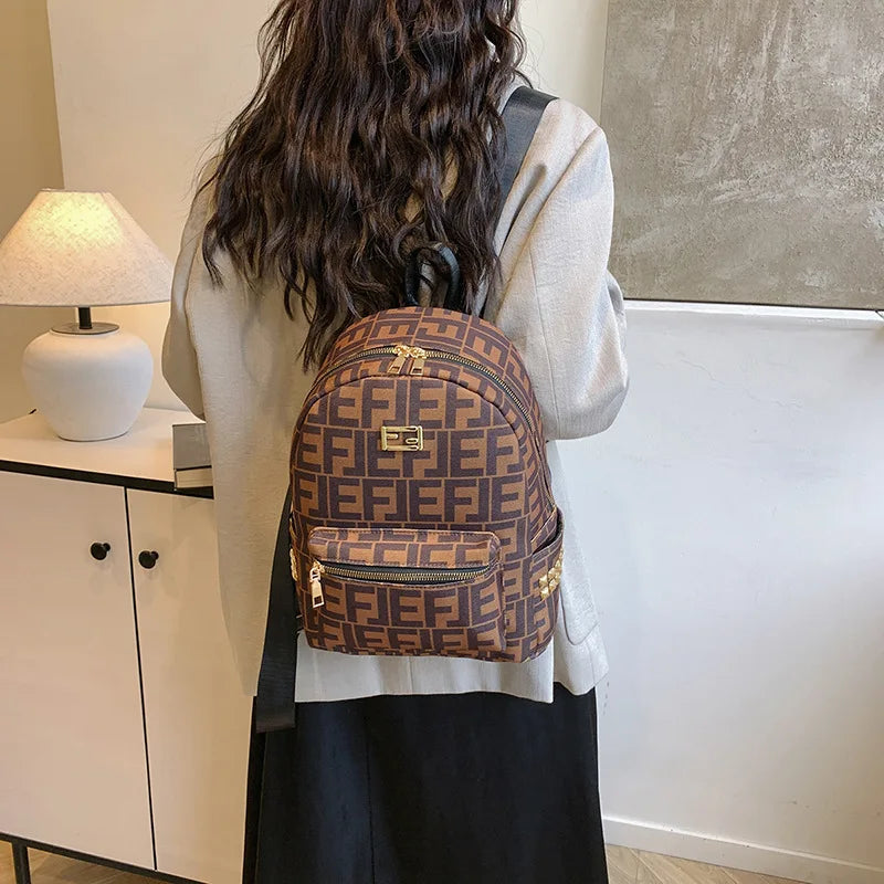 A fashionable double-zipper laptop bag 2025073124